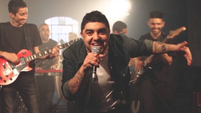 el cantante de cruzando el charco conto que tiene covid-19 y como lo vive