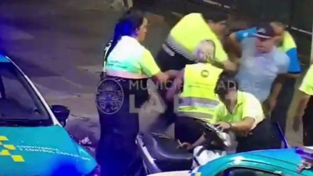 video: lo multaron por andar sin casco, agarro a patadas la moto y ataco a los inspectores