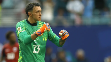 Bielsa volvió a llenar de elogios a Muslera y lo respaldó en el arco de Uruguay