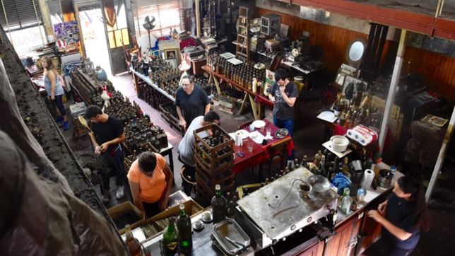 cabezas de jibaros, camisetas y bebidas anejas: cierra lo de edgardo y vende todo