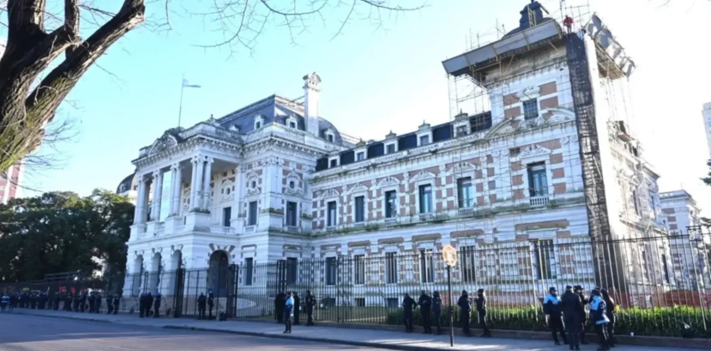 Gobernación custodia policías