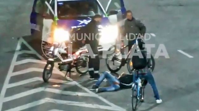 por una mala maniobra, dos motociclistas chocaron en plaza moreno