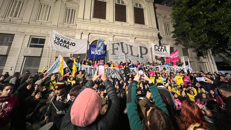 Estudiantes de la UNLP tomaron simbólicamente el Rectorado para rechazar la condena a Cristina Kirchner