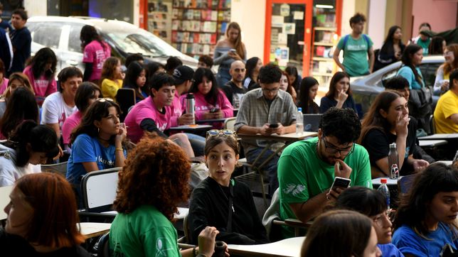 estudiantes y docentes de la unlp hicieron una clase publica frente al departamento de manuel adorni en la plata