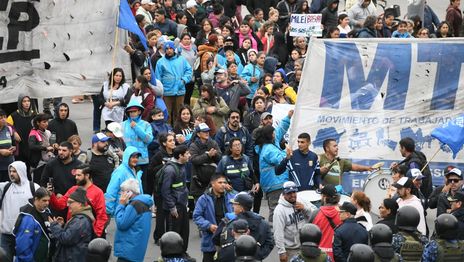Arrancaron los cortes de tránsito y la bajada de la Autopista permanece cerrada Arrancaron los cortes de tránsito y la bajada de la Autopista permanece cerrada