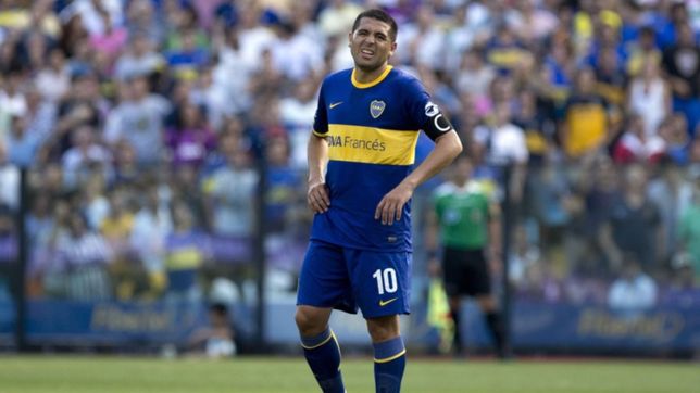 un jugador del pincha y riquelme cambiaron las camisetas y se sacaron una foto