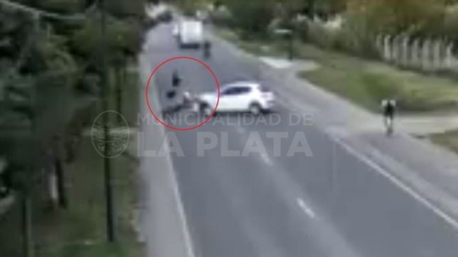 video: un motociclista volo por el aire tras un impactante accidente en la plata