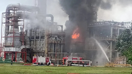 un incendio se desato dentro de la refineria de ypf un incendio se desato dentro de la refineria de ypf