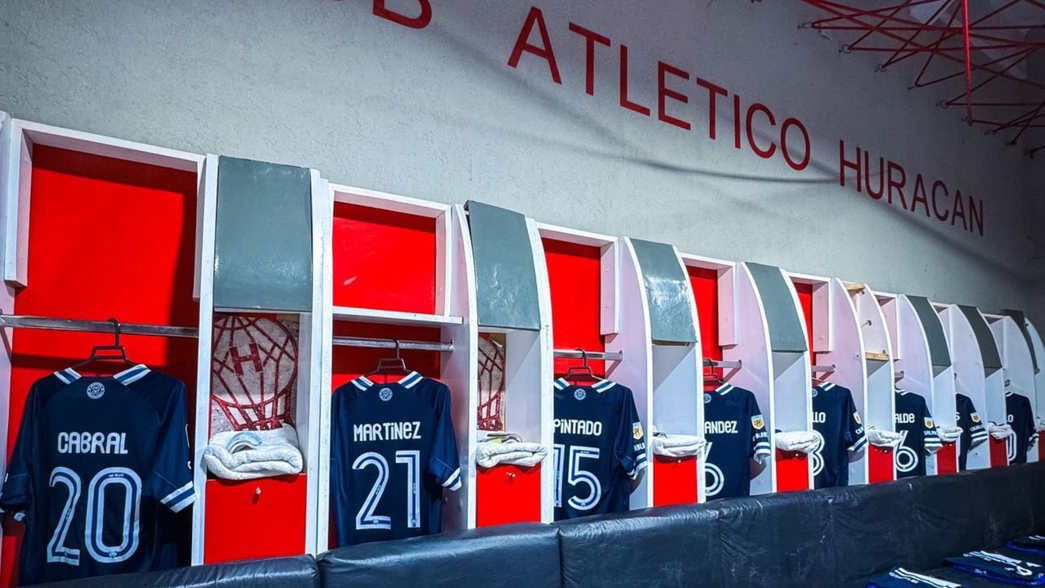 Se atrasa el partido entre Gimnasia y Huracán por problemas con la iluminación