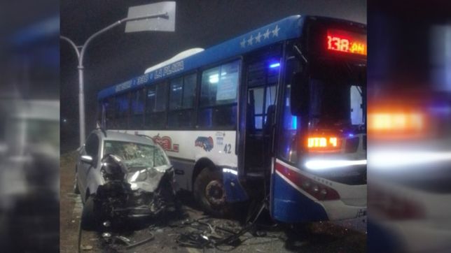 impactante choque entre un colectivo y un auto en uno de los accesos a la plata