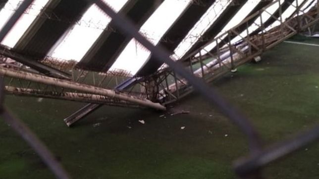 video: el temporal derrumbo el techo y destruyo una cancha de futbol cinco