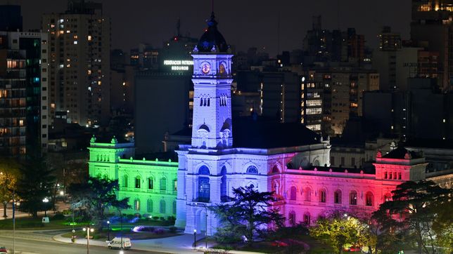 la plata homenajeo a italia iluminando el palacio municipal por el dia de la republica