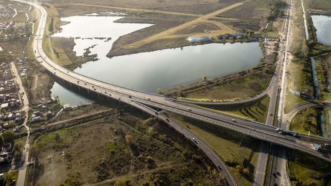 choque multiple en la autopista la plata-buenos aires con dos autos y un camion