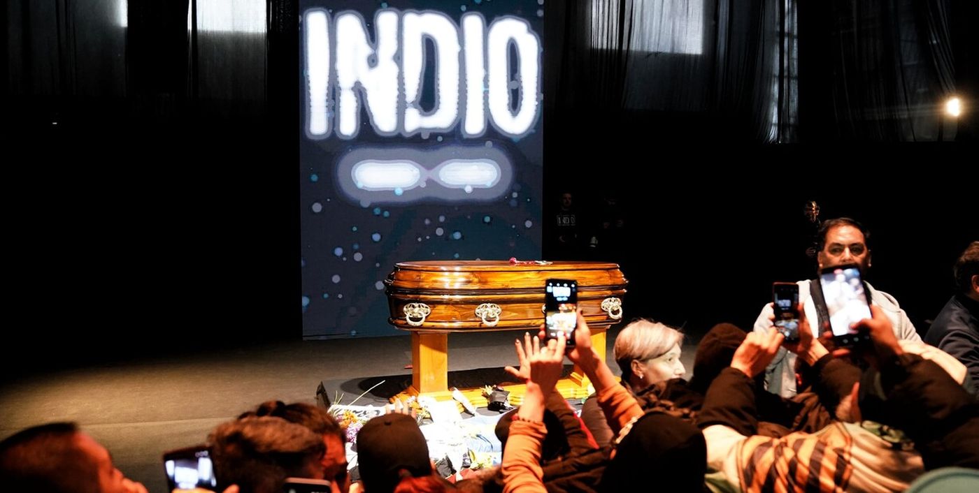 As&iacute; se vive el velatorio del Indio Solari desde adentro