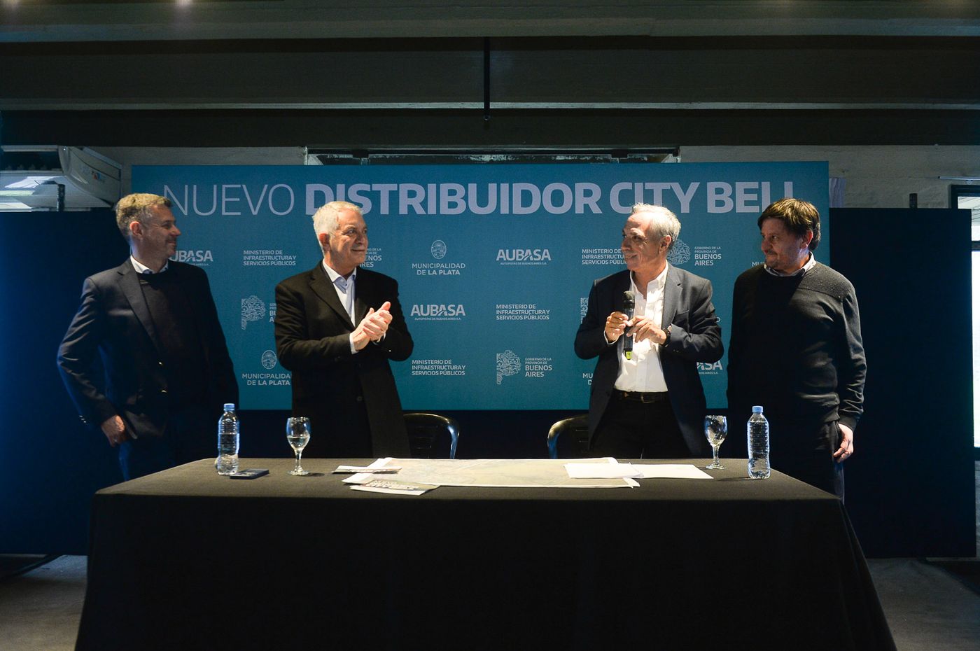 El intendente Julio Alak, junto al presidente de AUBASA, José Arteaga en la presentación del proyecto.