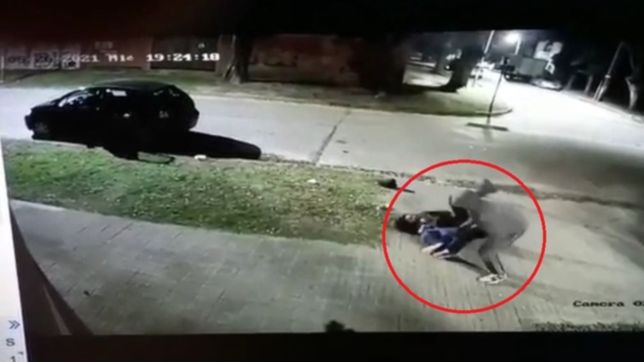 arrastraron a una mujer para robarle y un vecino hizo huir al ladron a los tiros