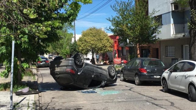 choco, volco y ¿se fue caminando?: espectacular accidente en 7 y 33