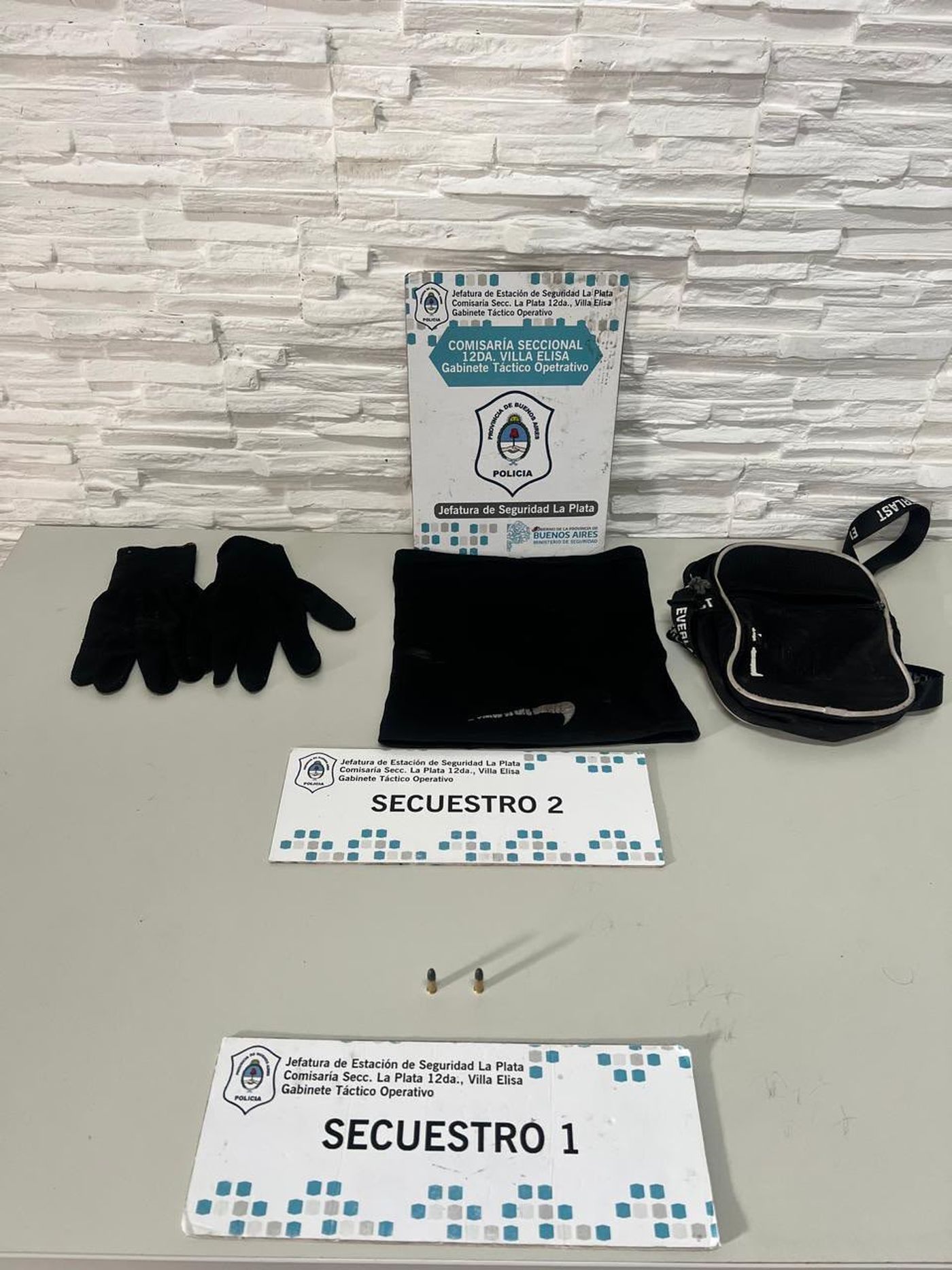 Tras la captura en La Plata, en la mochila del adolescente se encontraron guantes negros, un cuello de tela y municiones calibre .22
