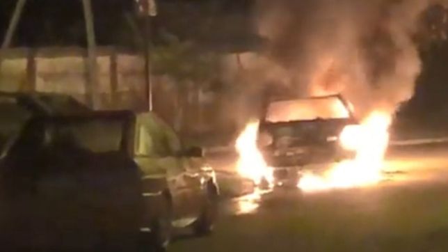 video: asi se incendiaba un auto durante la madrugada en tolosa