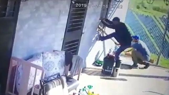 video: arrancaron la reja con un palo y quisieron entrar robar, pero escaparon cuando llegaron los duenos