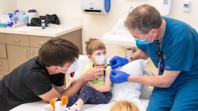 un estudio confirma que la vacuna sinopharm es segura en chicos de 3 a 17 anos