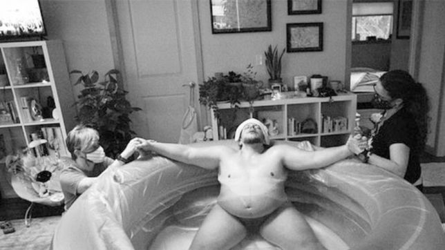 un hombre trans dio a luz en una pileta y compartio el video del parto en redes