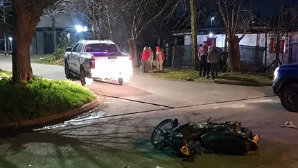 Un motociclista chocó con una camioneta en La Plata y pelea por su vida en el hospital