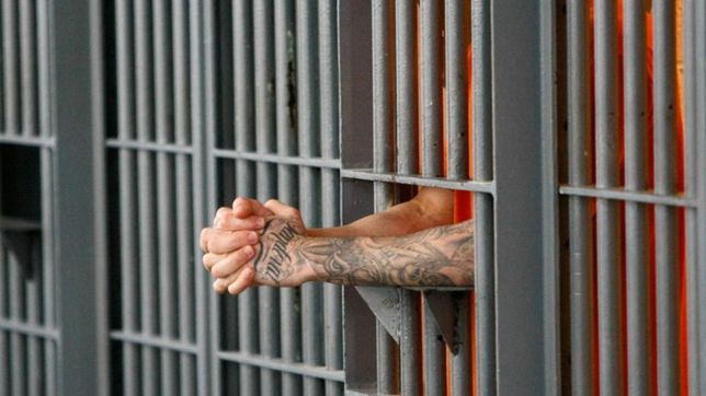 se escapo un preso de una carcel de la plata ayudado por sus familiares