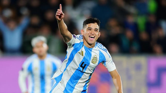 la seleccion argentina vencio 1-0 a italia y clasifico invicta a octavos