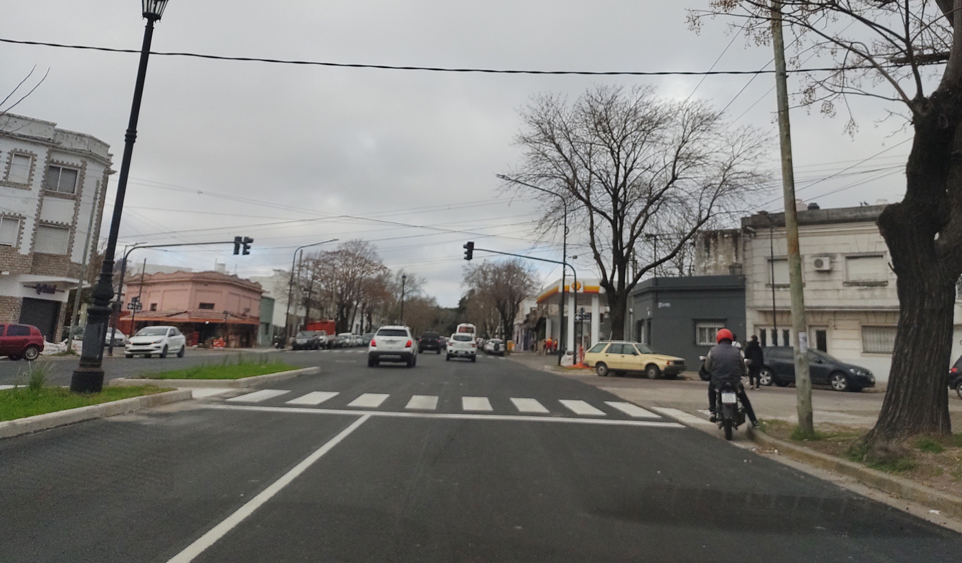 El semáforo ya está instalado en la esquina de diagonal 74 y 116