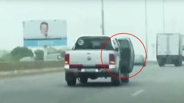 misterio en la autopista la plata-buenos aires: abrio la puerta de la camioneta mientras viajaba misterio en la autopista la plata-buenos aires: abrio la puerta de la camioneta mientras viajaba