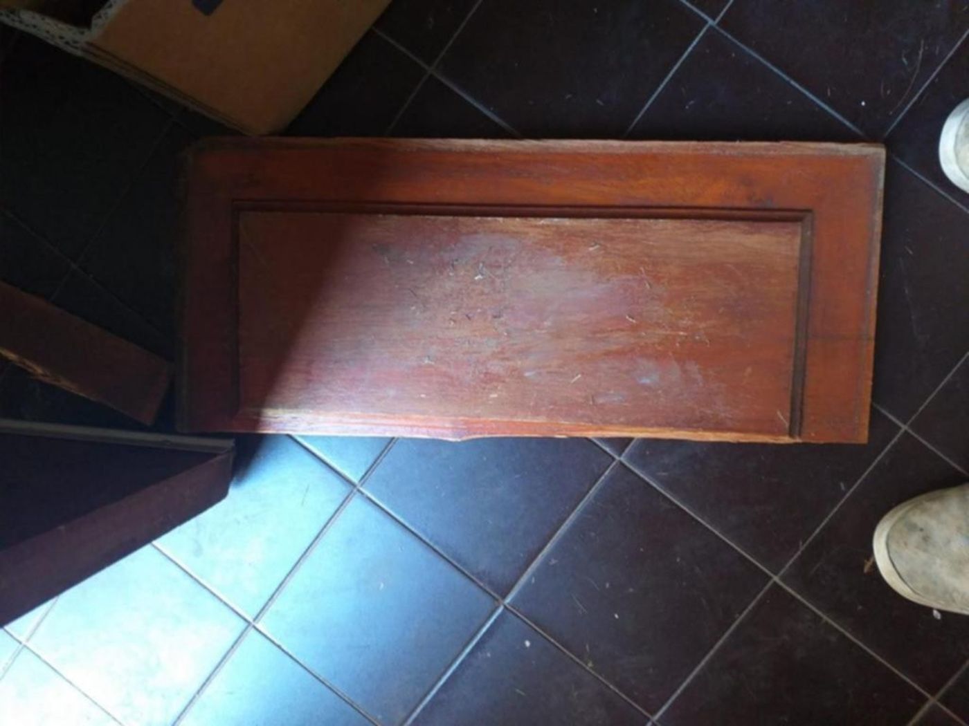 Un pedazo de la puerta que los ladrones destrozaron para robar en la vivienda de La Plata