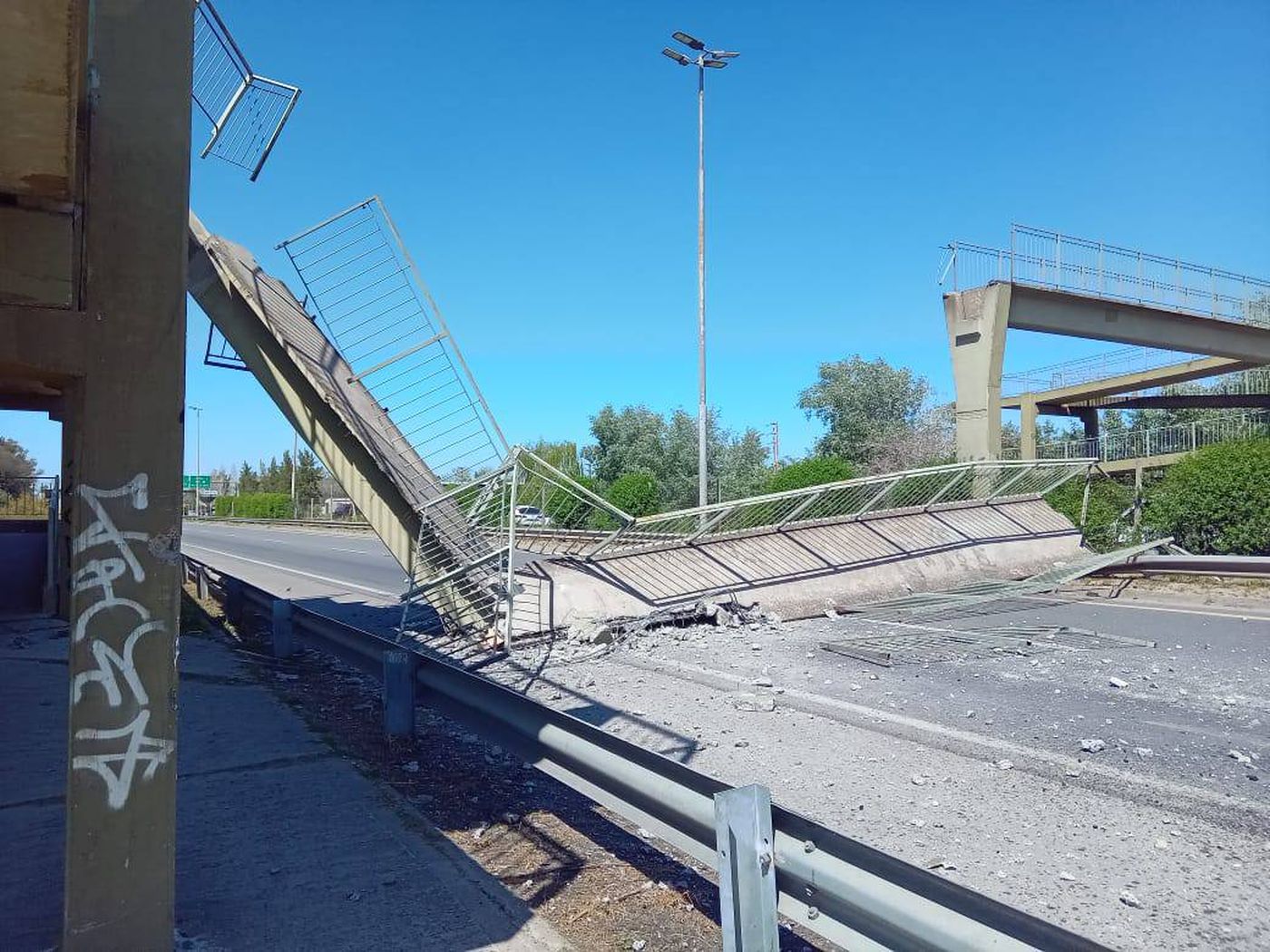 Puente peatonal chocado de la Ruta 2 (5).jpg