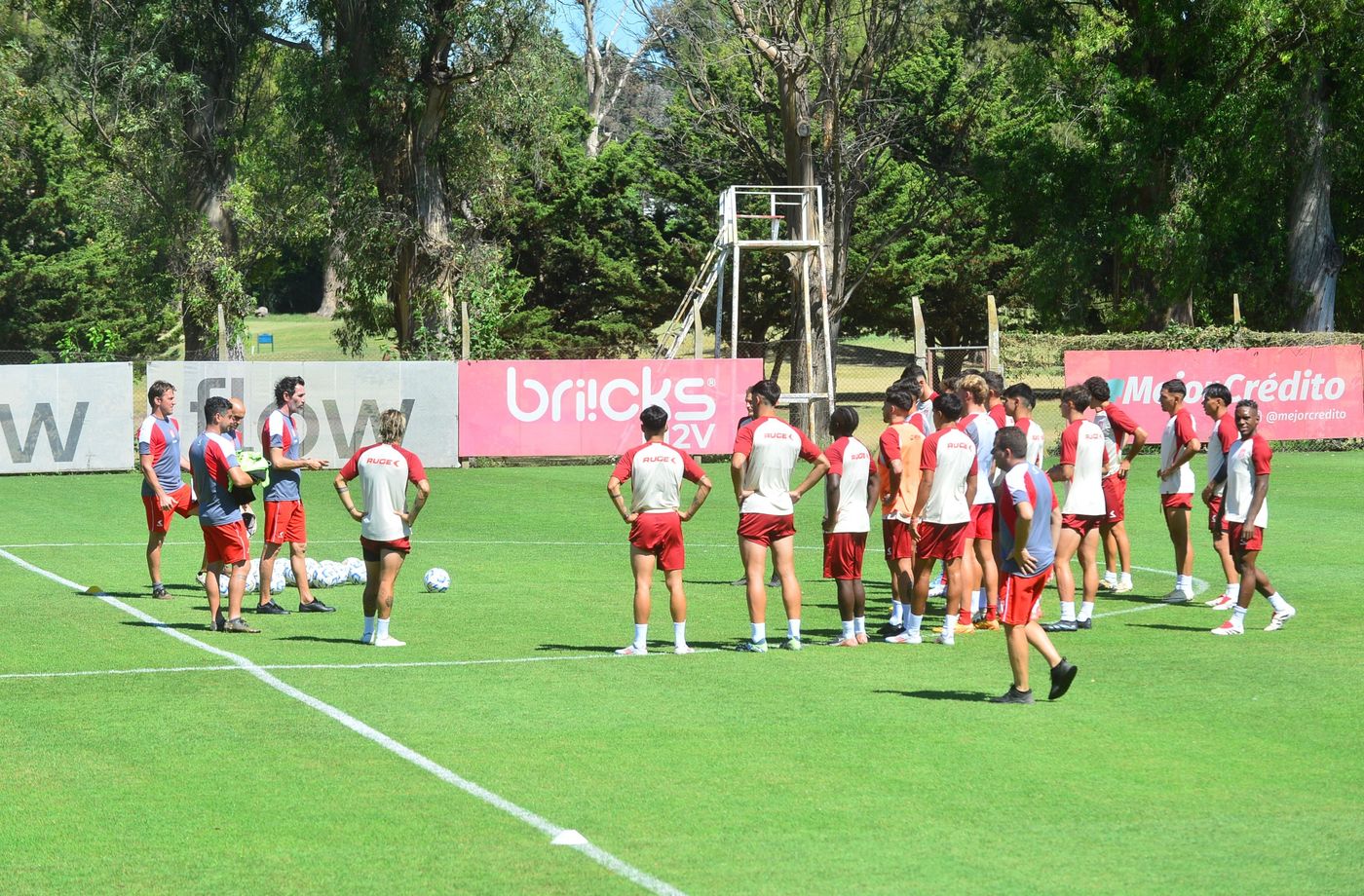 Entrenamiento Estudiantes pretemporada Grupal Domínguez.jpeg