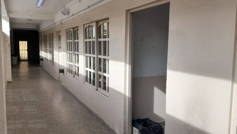 Aulas a oscuras, sin calefacción y hasta sin puertas en una escuela secundaria de La Plata