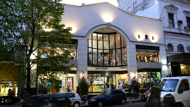 asi esta hoy por dentro el historico viejo teatro que fue el primer shopping de la plata