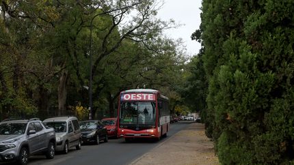 Una de las principales empresas de micros de La Plata busca choferes