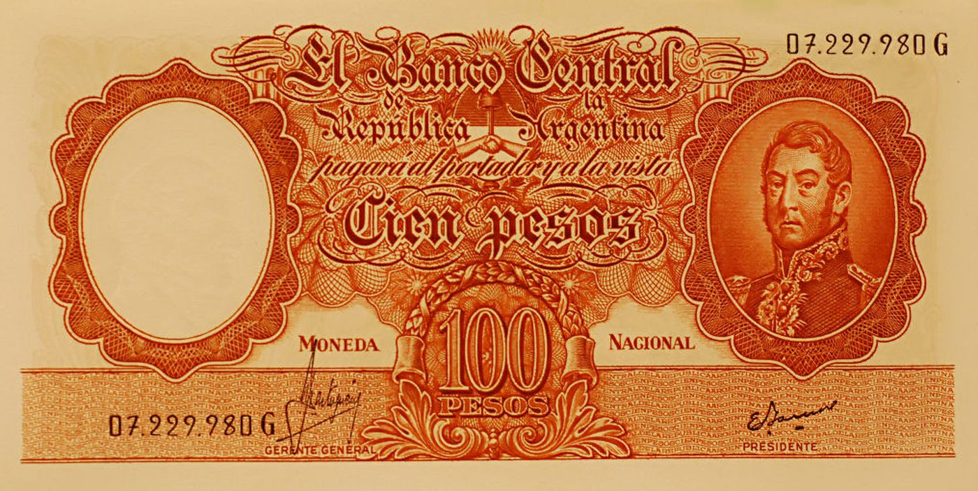 Un billete del papel moneda Peso Moneda Nacional.