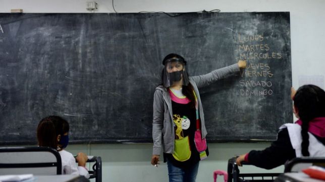 mas de la mitad de los docentes inscriptos en la provincia ya recibieron su vacuna