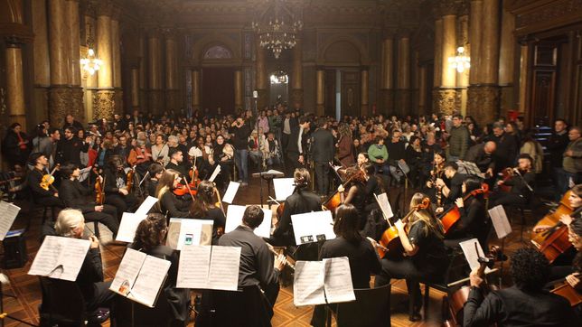 el salon dorado de la plata brillo en un concierto sinfonico coral con mas de 100 artistas en escena
