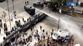 tension por enfrentamientos y represion cerca del congreso, mientras se debate la reforma laboral tension por enfrentamientos y represion cerca del congreso, mientras se debate la reforma laboral