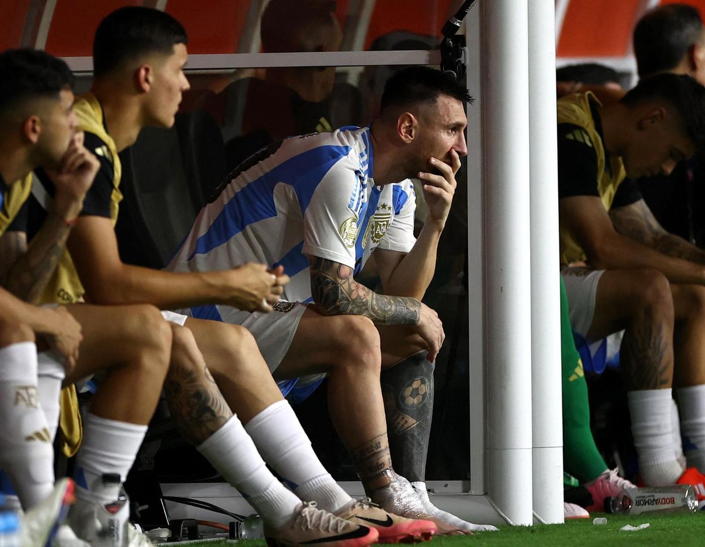 Lionel Messi llorando desconsolado Argentina Colombia (1).jfif