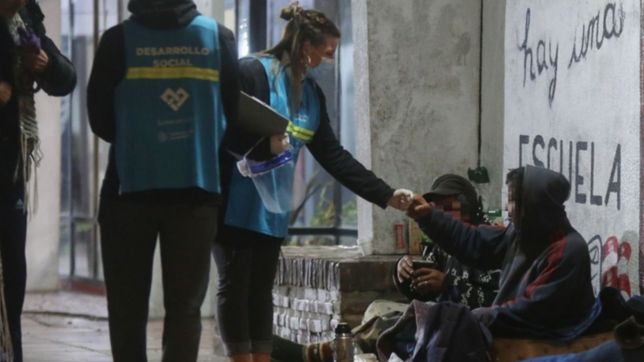 ola polar: difunden las lineas de ayuda para personas en situacion de calle