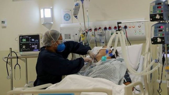 ¿por que los expertos esperan mas internaciones a pesar de que omicron seria mas leve?