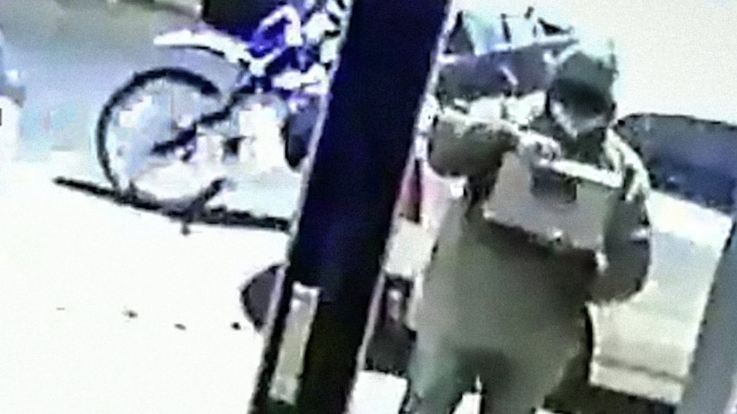 VIDEO: Un repartidor en La Plata escupió un pedido de comida antes de entregarlo