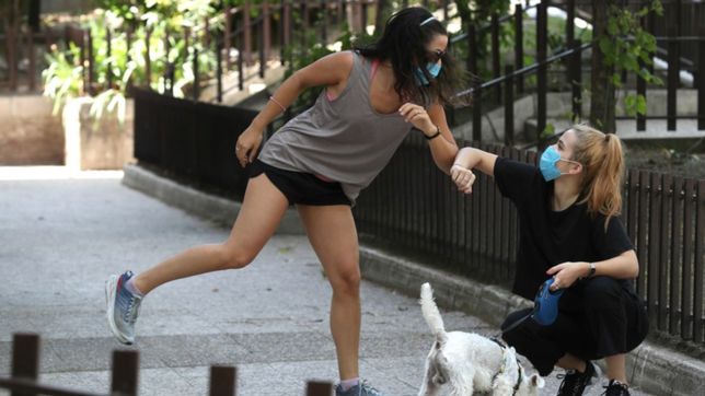 ni besos, ni abrazos, ni con los codos: ¿como es seguro saludarse por el covid-19?