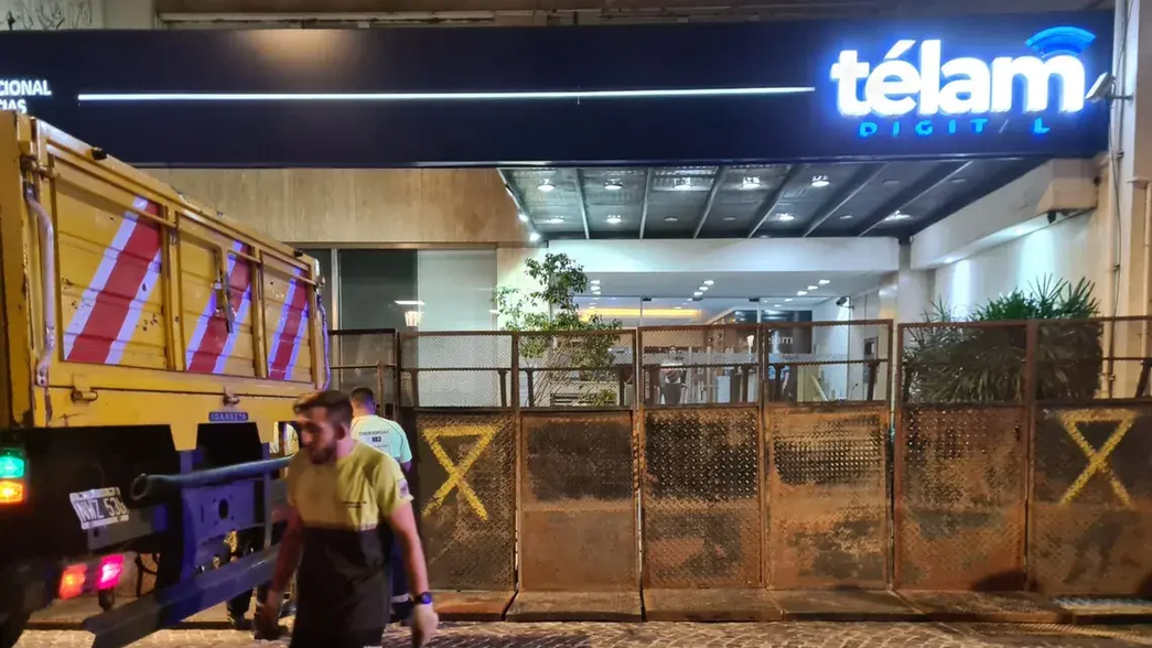El cierre de Télam: la agencia dejó de funcionar y vallaron el edificio central