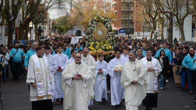 el corpus christi copo las calles de la plata y cerro con una misa en la catedral