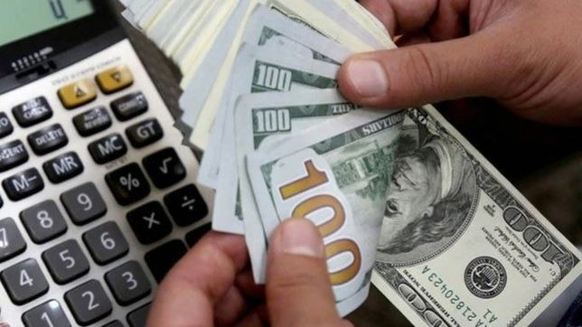 tras una semana con subas y bajas el dolar blue cerro a $730