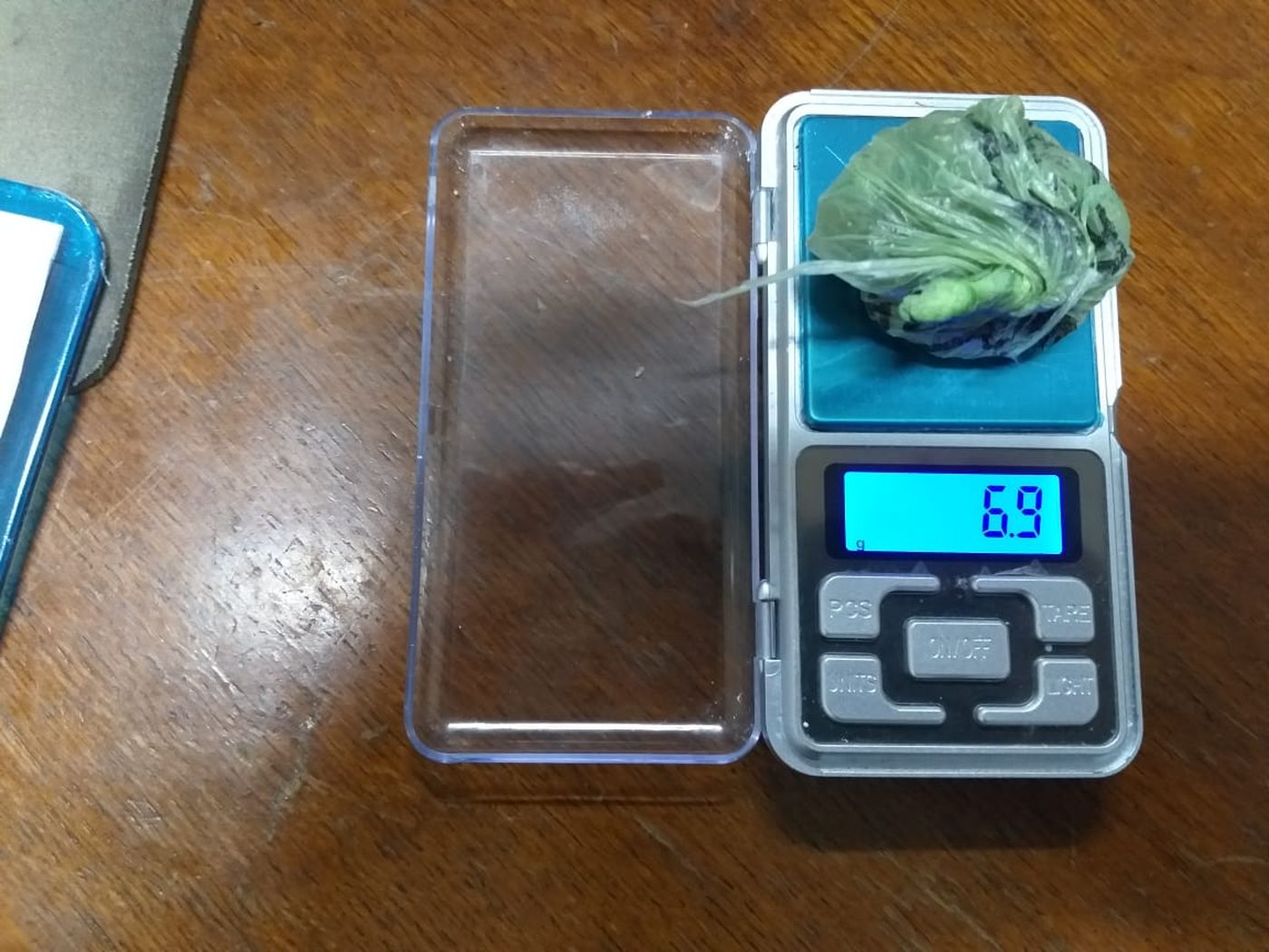 La pareja de La Plata quedó detenida y la Policía incautó marihuana, un arma de fuego y dinero en efectivo.